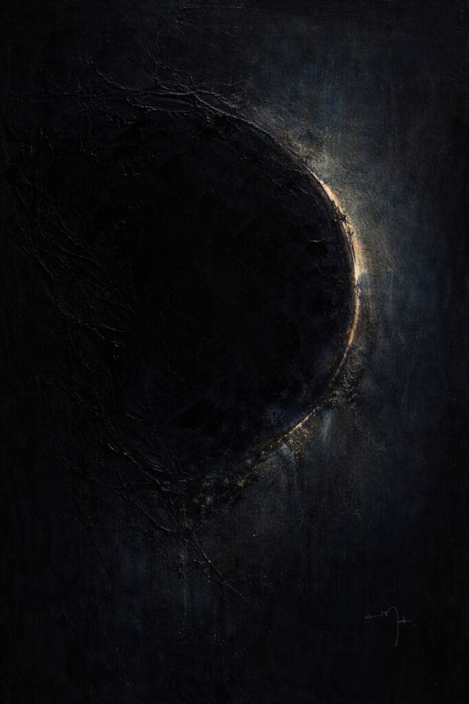 Pintura vertical dominada por una gran masa negra casi circular, densa y de superficie texturada, que ocupa buena parte del lienzo y recuerda al disco lunar durante un eclipse total. En el borde derecho emerge una franja curva de luz dorada y blanquecina, interrumpida y rugosa, que desciende hasta fragmentarse en pequeños destellos. El fondo, oscuro pero no negro del todo, presenta veladuras azuladas y grisáceas hacia la derecha. La materia pictórica forma surcos, grietas y trazos orgánicos que envuelven la forma central como una corteza.
